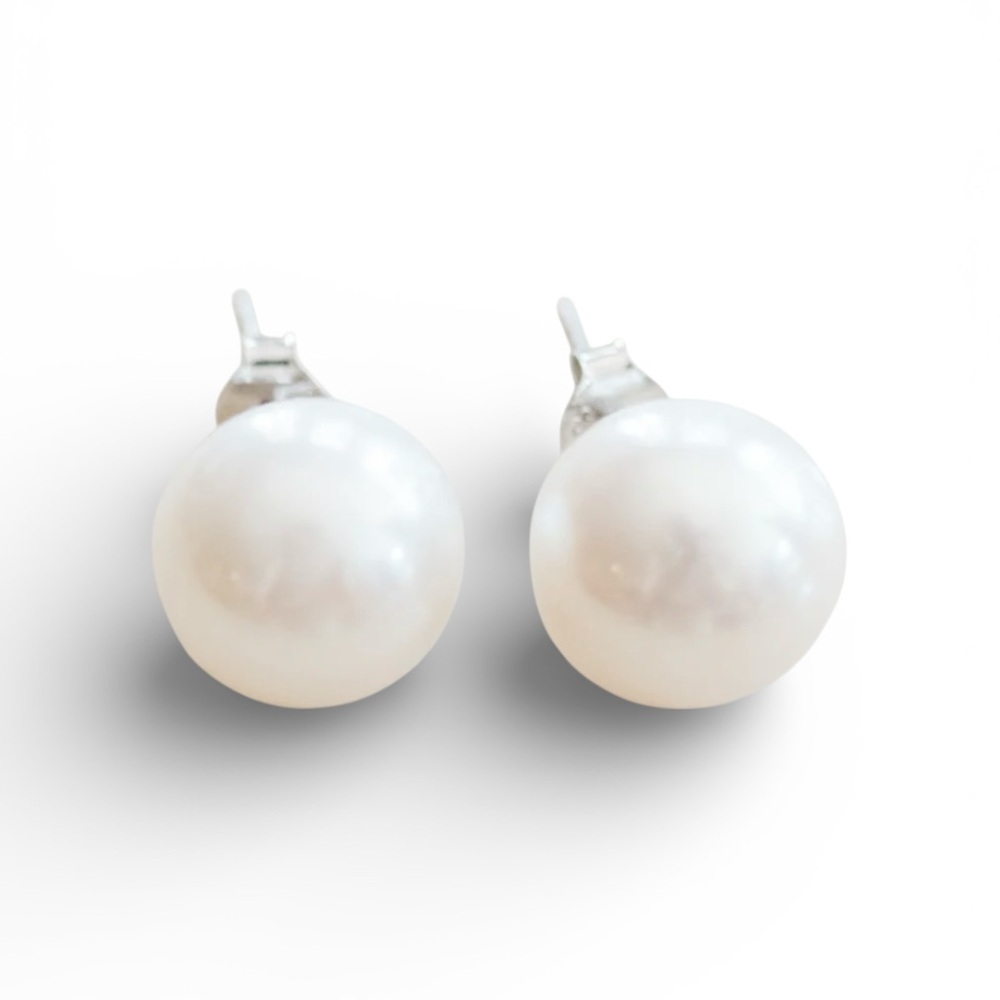 8mm Freshwater Pearl Stud Earrings | Classic White | Lightweight - Picture 3 of 3
